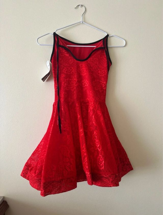 Vestido de baile rojo con encaje