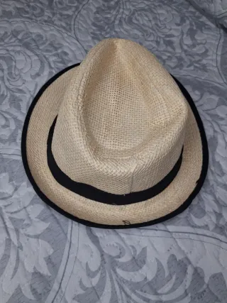 Sombrero de playa beige y negro