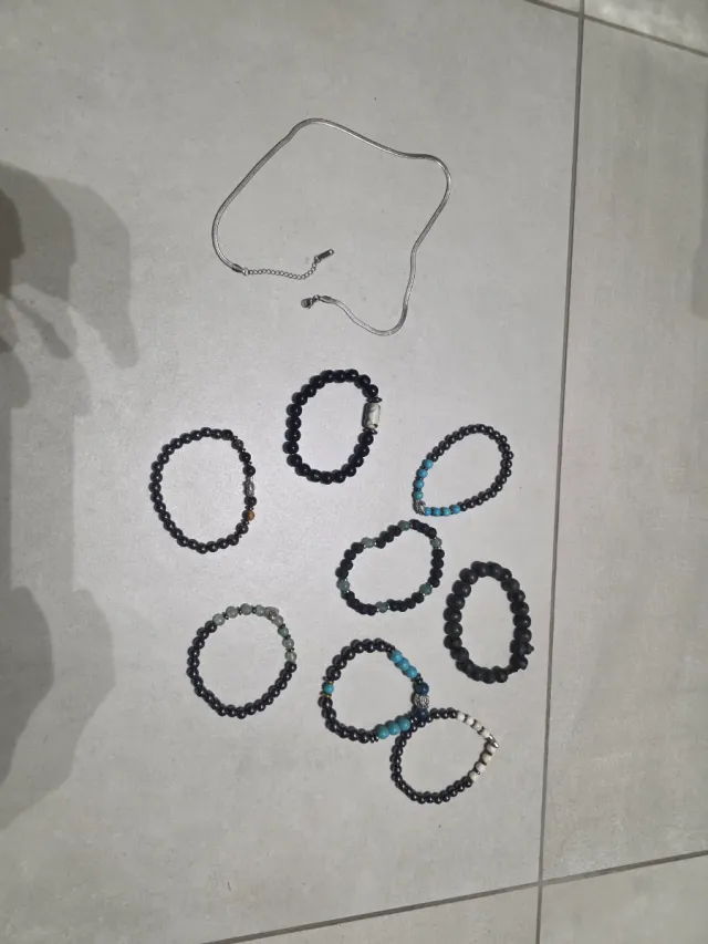 Bracciali elasticizzati e collana, unisex