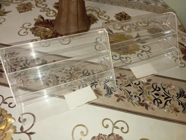 Dos expositores acrílicos transparentes