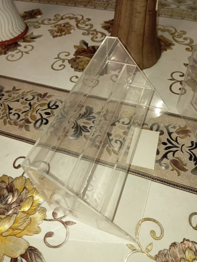 Dos expositores acrílicos transparentes