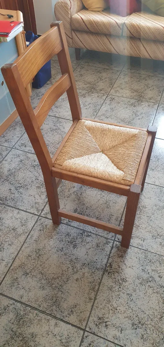 Sillas de madera maciza y yute