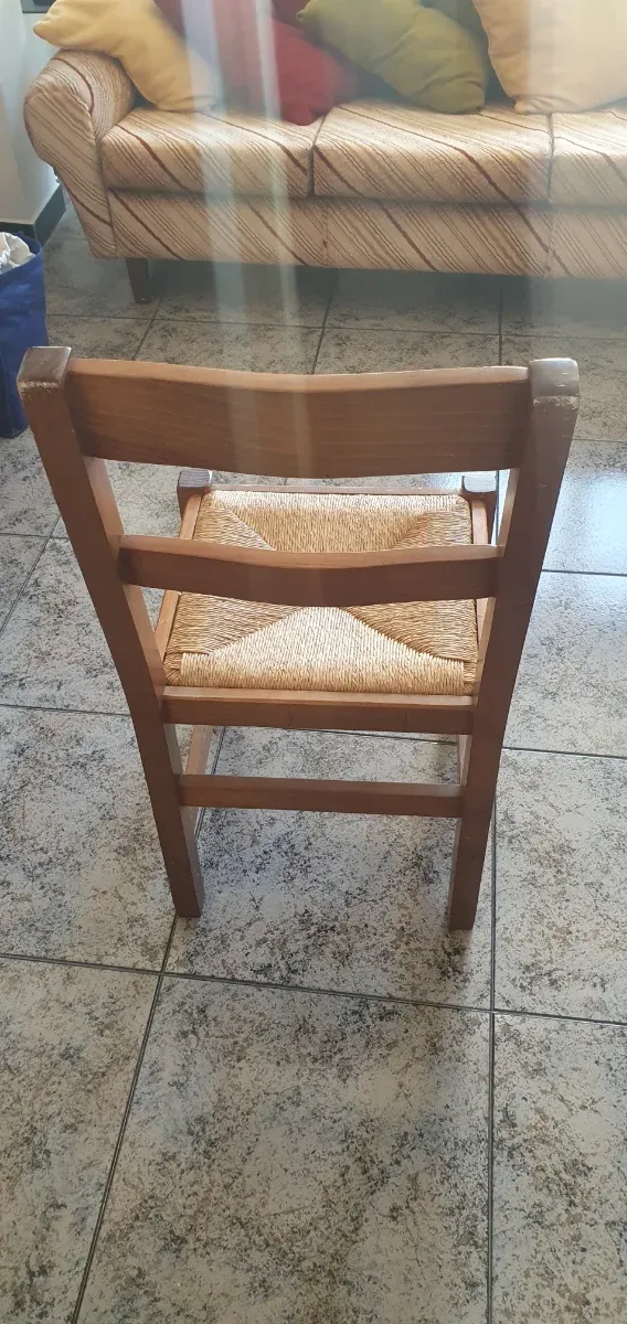 Sillas de madera maciza y yute