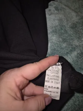 Camiseta negra con estampado CUT