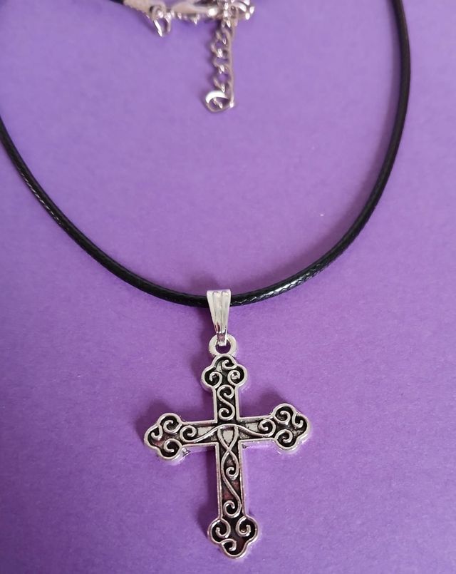 Cruz estilo antiguo con cordon.Unisex