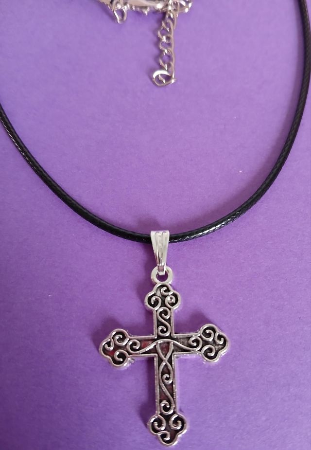 Cruz estilo antiguo con cordon.Unisex