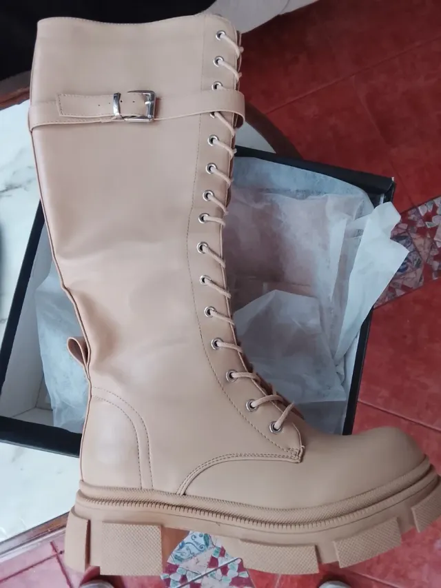 Botas altas beige con cordones y hebilla