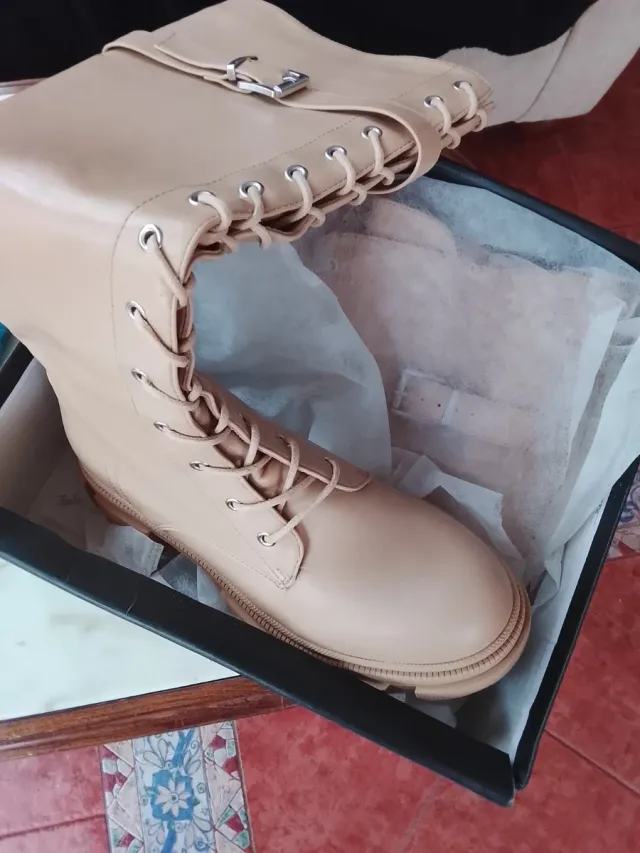 Botas altas beige con cordones y hebilla