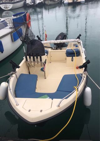 Embarcación blanca con motor fueraborda. Dangaz 5m