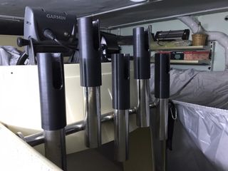 Embarcación blanca con motor fueraborda. Dangaz 5m