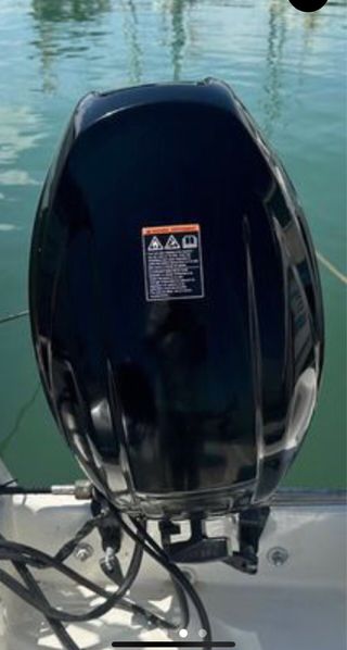 Embarcación blanca con motor fueraborda. Dangaz 5m