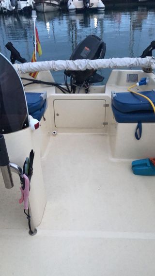 Embarcación blanca con motor fueraborda. Dangaz 5m