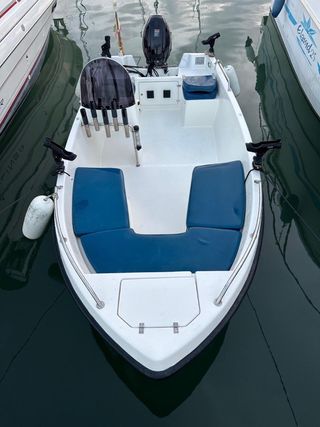 Embarcación blanca con motor fueraborda. Dangaz 5m