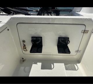 Embarcación blanca con motor fueraborda. Dangaz 5m