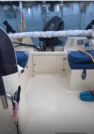 Embarcación blanca con motor fueraborda. Dangaz 5m