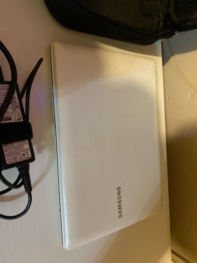 Portátil Samsung Blanco con Funda