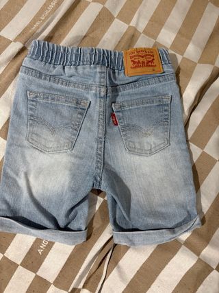 Pantalón corto vaquero Levi's 18 meses, vale 2 año