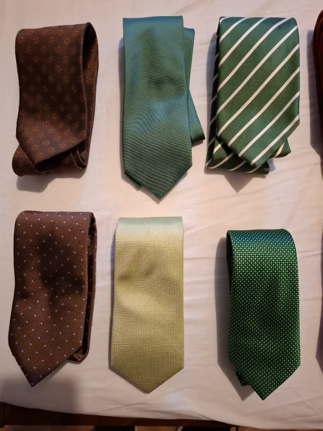 Lote de corbatas (2€ cada una, 15€ 10 corbatas). 