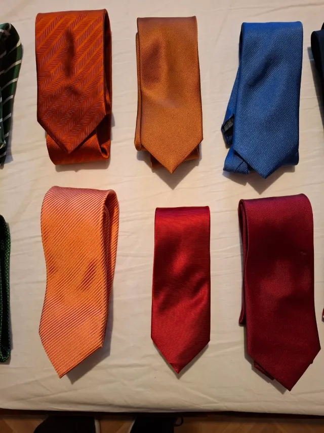 Lote de corbatas (2€ cada una, 15€ 10 corbatas). 