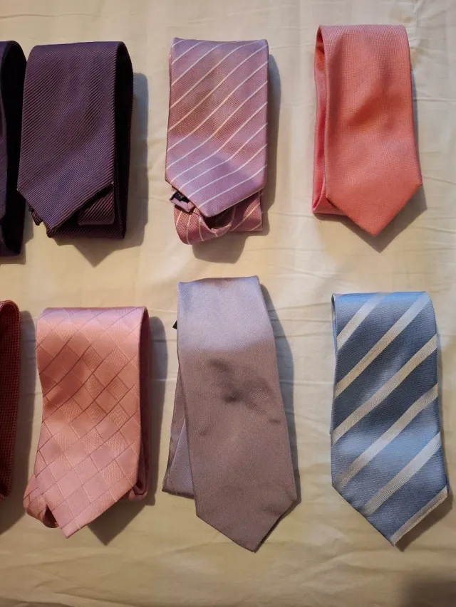 Lote de corbatas (2€ cada una, 15€ 10 corbatas). 