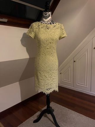 Vestido Adolfo Domínguez encaje amarillo