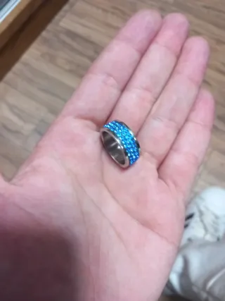 Anillo con circonitas azules y plateado