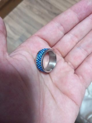 Anillo con circonitas azules y plateado