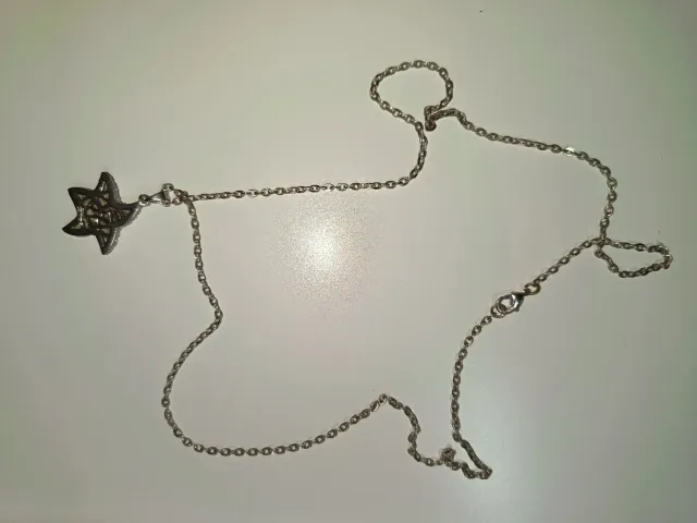 Collana con medaglietta a forma di stella