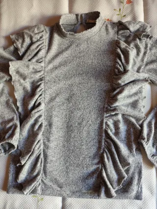 Jersey gris con volantes
