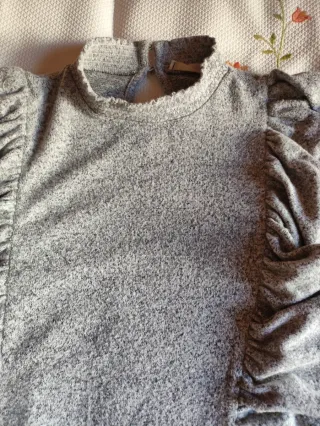 Jersey gris con volantes