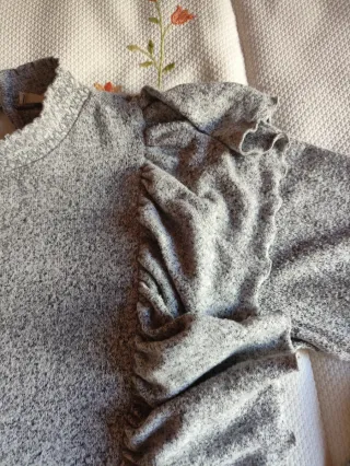 Jersey gris con volantes