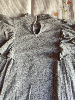 Jersey gris con volantes