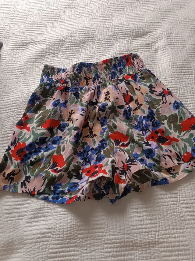 Pantaloni corti a fiori con cintura elastica