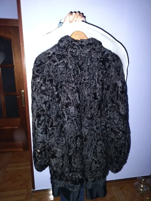 Abrigo de astrakán negro