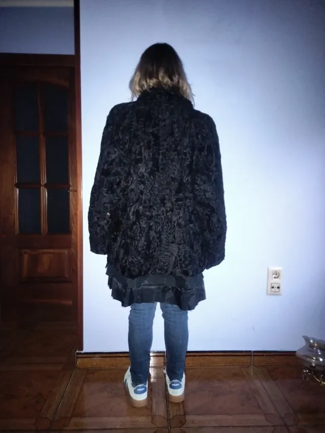 Abrigo de astrakán negro