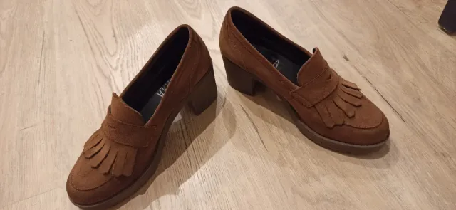 Mocasines Marrones con Flecos y Tacón