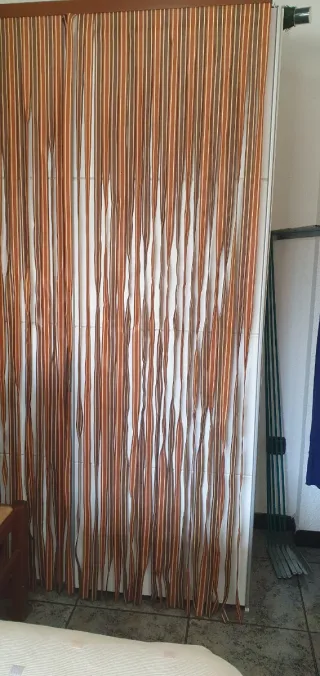 Cortina de puerta principal.