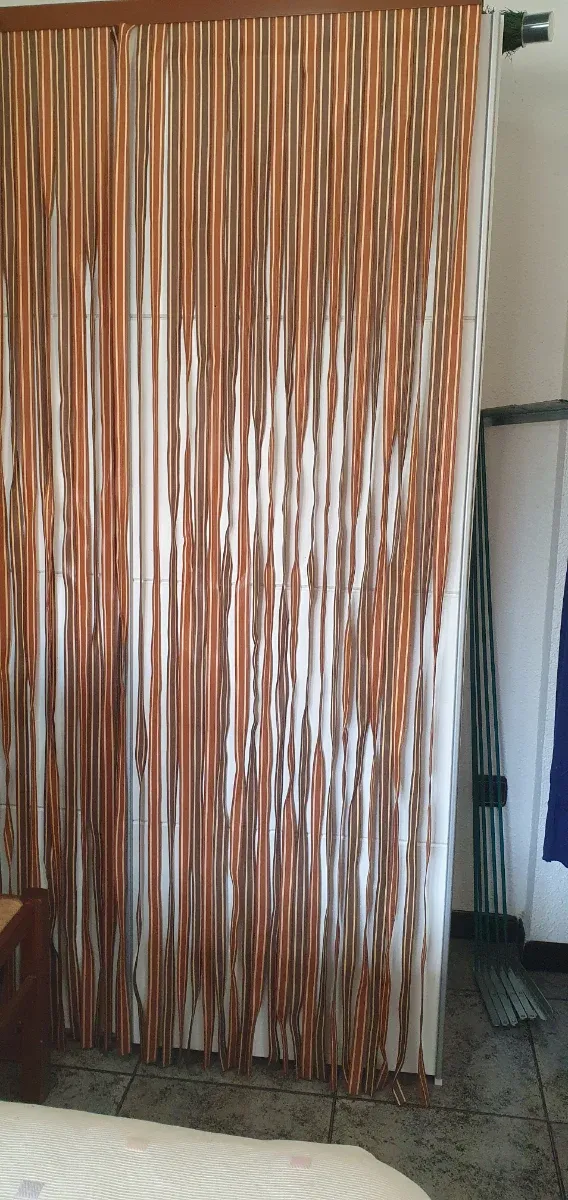 Cortina de puerta principal.