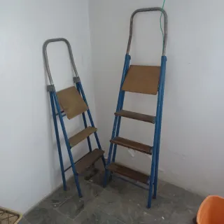 Escaleras azules de metal y madera