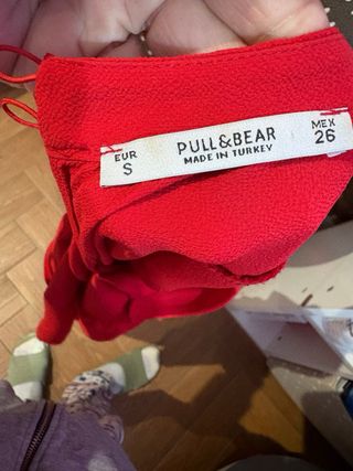 Camisa roja con volantes