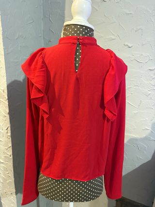 Camisa roja con volantes