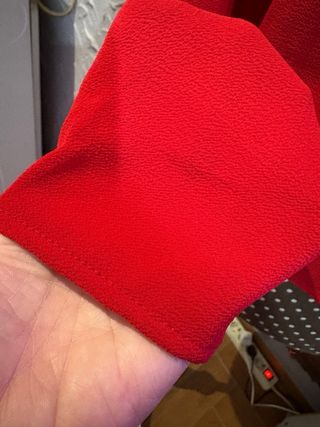 Camisa roja con volantes