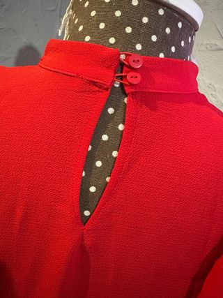 Camisa roja con volantes