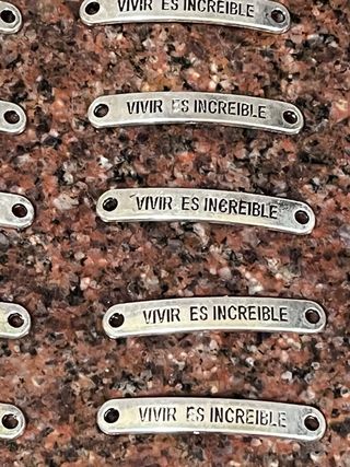 Placas Vivir es Increíble 45x10 mm