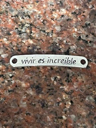 Placas Vivir es Increíble 45x10 mm