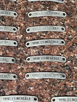 Placas Vivir es Increíble 45x10 mm