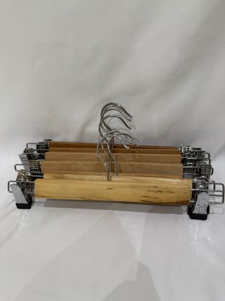 Appendiabiti in legno con pinze