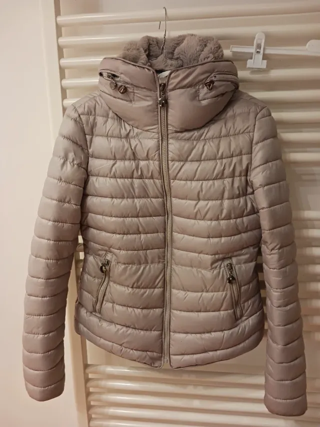 Piumino beige con cappuccio e pelliccia