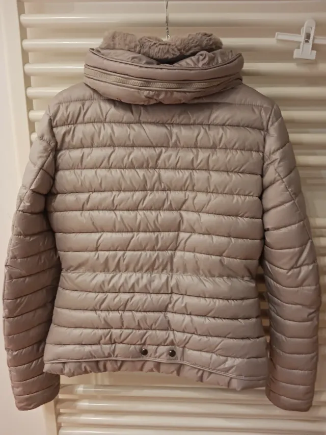 Piumino beige con cappuccio e pelliccia