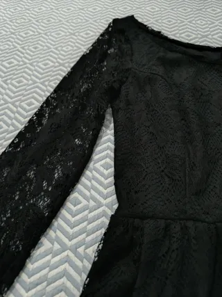 Vestido negro de encaje manga larga